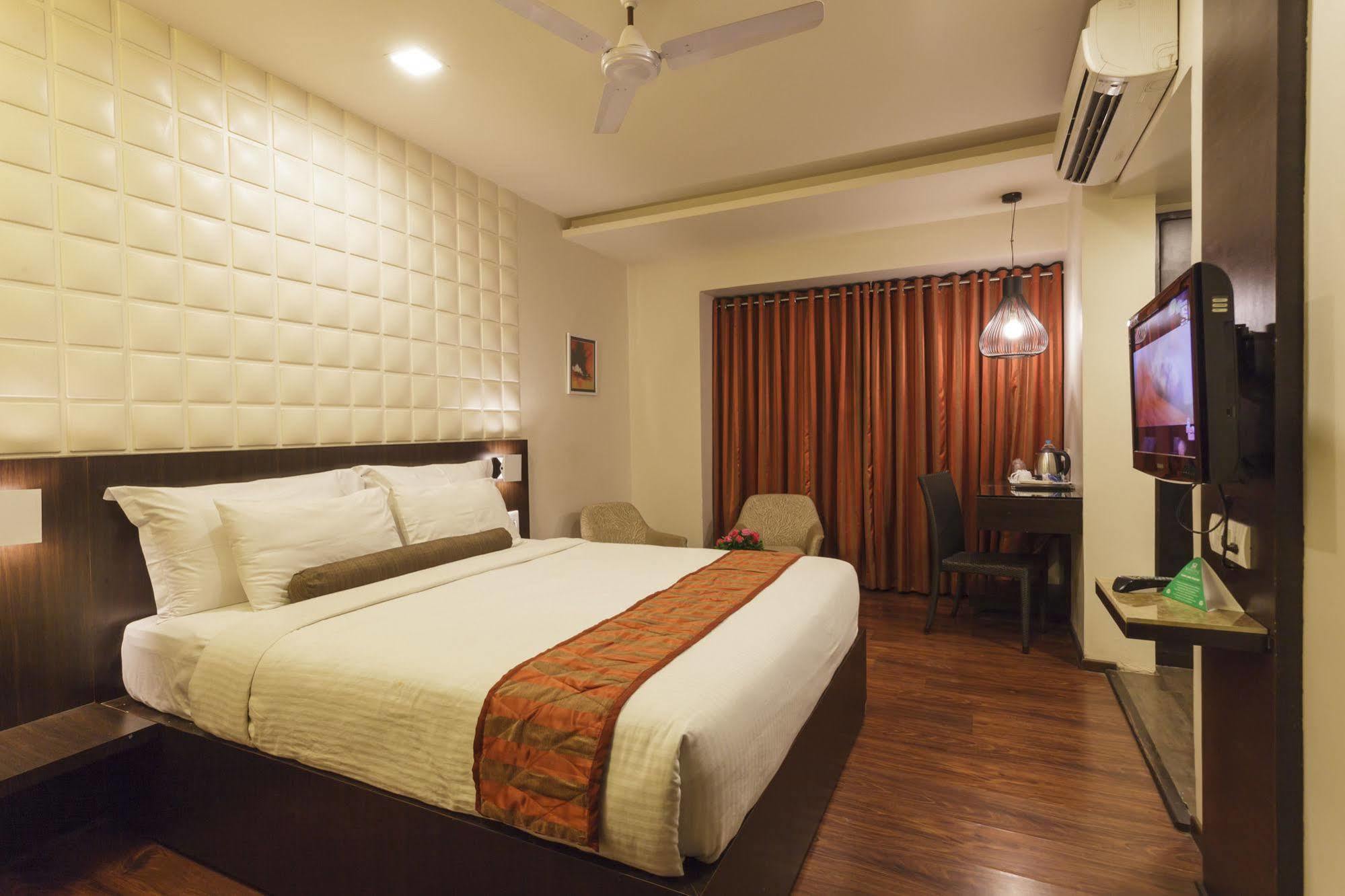 Citrus Hotel Kolhapur Bagian luar foto